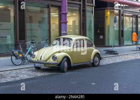 Volkswagen coleetle vecchia macchina sulla strada di Berlino Foto Stock