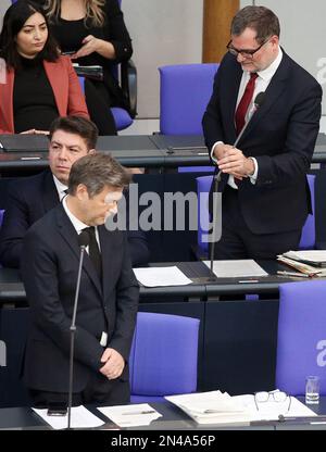 Berlino, Germania. 08th Feb, 2023. Wolfgang Schmidt (r), ministro federale degli affari speciali e capo della Cancelleria federale, risponde a una domanda. Per la prima volta, durante il tempo delle interrogazioni al Bundestag tedesco, due ministri, Schmidt e Robert Habeck, ministro federale dell'economia (Bündnis90/Grüne), hanno preso le interrogazioni dei membri del parlamento. Credit: Wolfgang Kumm/dpa/Alamy Live News Foto Stock