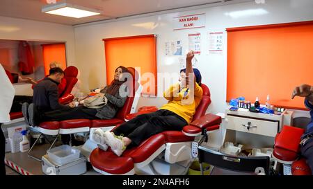 Smirne, Turchia. 07th Feb, 2023. Donazione di sangue alla banca del sangue della Mezzaluna Rossa per aiutare i feriti nella zona sismica in Turchia. Un terremoto di magnitudo 7,8 ha colpito il sud-est della Turchia e alcune parti della Siria lunedì. Il terremoto maggiore è stato ucciso più di 5400 persone ed è stato rovesciato migliaia di edifici in una vasta regione, contiene dieci città. (Foto di Idil Toffolo/Pacific Press) Credit: Pacific Press Media Production Corp./Alamy Live News Foto Stock