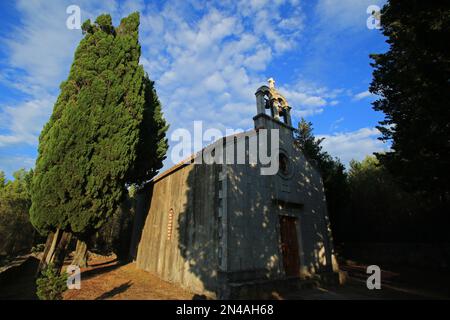 Chiesa di San Giovanni e Paolo a Humac, villaggio fantasma, villaggio abbandonato sull'isola di Hvar, Croazia Foto Stock