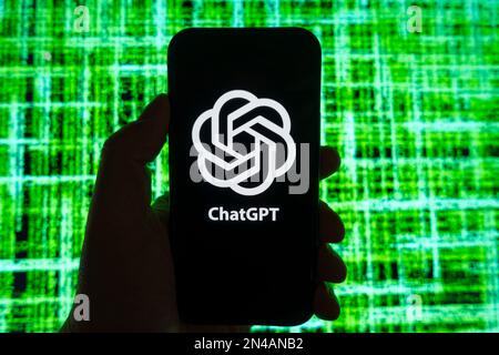 Immagine composita digitale del logo OpenAI ChatGPT chatbot mostrato sul telefono cellulare Foto Stock