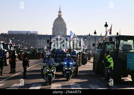Parigi - Les Invalides - manifestation des agriculteurs contre les restrictions imposées par le gouvernement sur l'usage de insettices. 600 tracheurs. Foto Stock