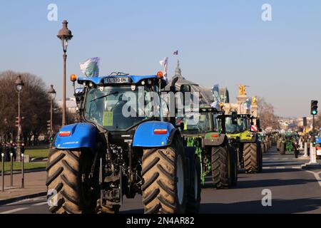 Parigi - Les Invalides - manifestation des agriculteurs contre les restrictions imposées par le gouvernement sur l'usage de insettices. 600 tracheurs. Foto Stock
