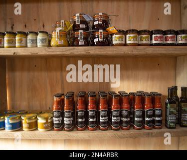 prodotti della cornovaglia sullo scaffale del negozio dell'azienda agricola Foto Stock