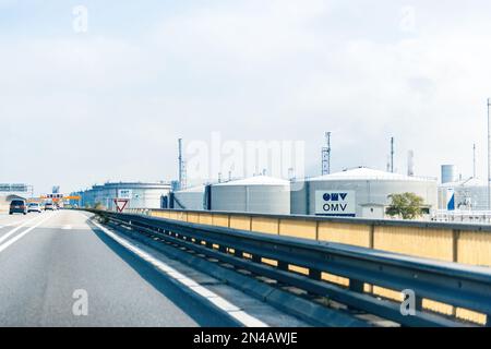 Vienna, Asutria - 30 settembre 2014: Vista prospettica sull'autostrada accanto ai grandi serbatoi di stoccaggio di benzina, petrolio e gas della raffineria petrolifera OMV Austria Schwechat Foto Stock