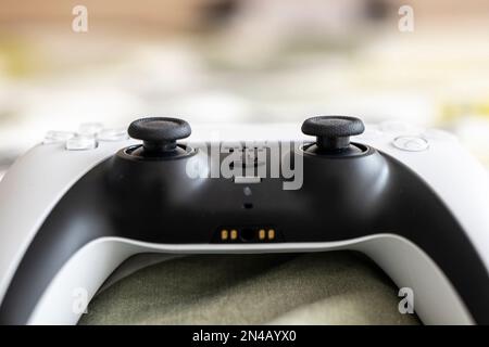 OSTRAVA, REPUBBLICA CECA - 17 MARZO 2022: Controller Sony DualSense utilizzato per la console di gioco PlayStation 5 in prospettiva Foto Stock