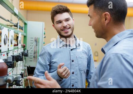 ritratto di uomini con macchine Foto Stock