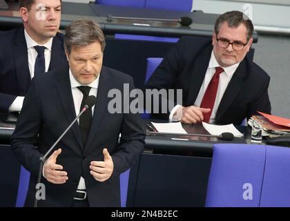 Berlino, Germania. 08th Feb, 2023. Robert Habeck (Bündnis90/Grüne, l), Ministro federale dell'economia, risponde a una domanda. Credit: Wolfgang Kumm/dpa/Alamy Live News Foto Stock