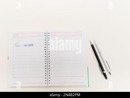 agenda su sfondo bianco con penna e matita Foto Stock