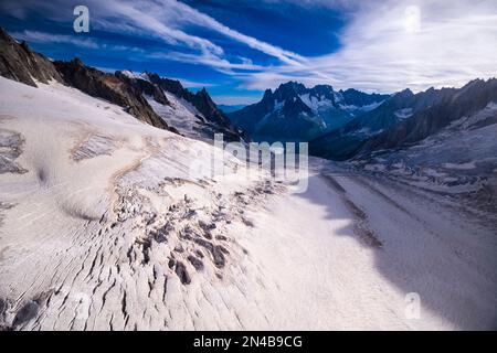 Pendii e crepacci della parte superiore del Géant Ghiacciaio, che conduce alla Mer de Glace, Aiguille Verte che si erge in lontananza. Foto Stock