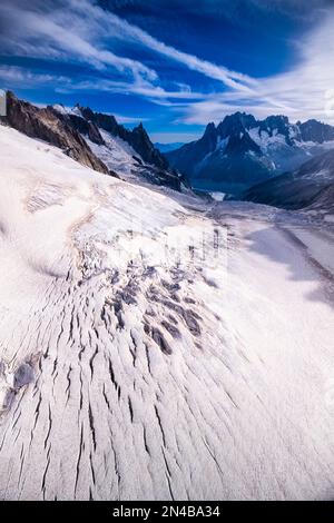 Pendii e crepacci della parte superiore del Géant Ghiacciaio, che conduce alla Mer de Glace, Aiguille Verte che si erge in lontananza. Foto Stock