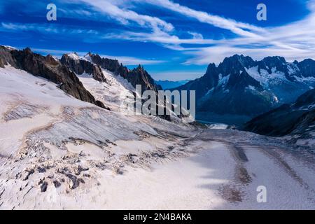 Pendii e crepacci della parte superiore del Géant Ghiacciaio, che conduce alla Mer de Glace, Aiguille Verte che si erge in lontananza. Foto Stock