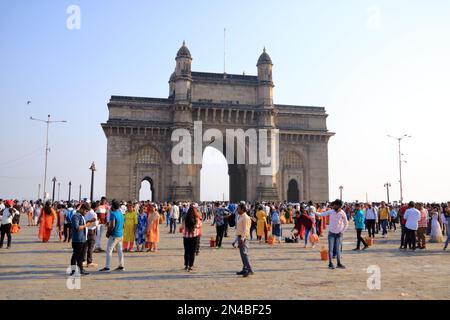 21 2022 dicembre - Mumbai, Maharashtra in India: Persone non identificate da Gateway of India. Il Gateway of India è uno dei punti di riferimento più unici dell'India Foto Stock