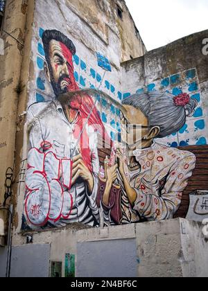 Verticale: Murale di Andra Turli, chiamato 'Selfie'. Le donne spruzzano turisti utilizzando il suo cellulare per prendere un selfie. Foto Stock