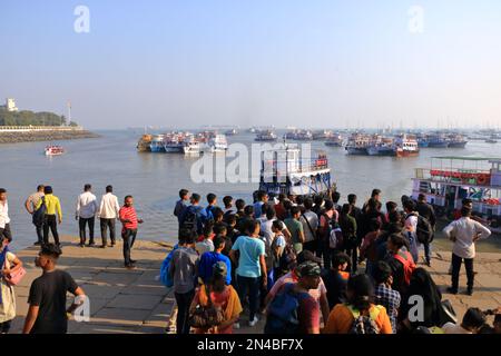 21 2022 dicembre - Mumbai, Maharashtra in India: Barche e traghetti vicino alla porta d'India Foto Stock