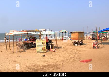 21 2022 dicembre - Mumbai, Maharashtra in India: Gente alla spiaggia d'argento sull'isola di Madh Foto Stock