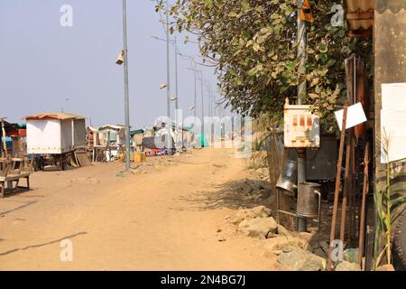 21 2022 dicembre - Mumbai, Maharashtra in India: Gente alla spiaggia d'argento sull'isola di Madh Foto Stock