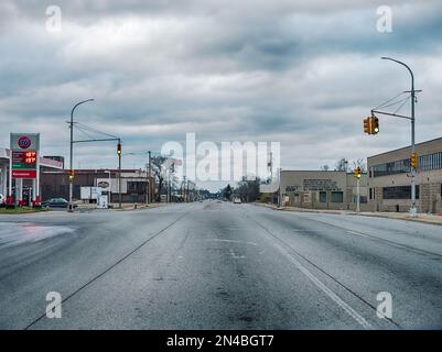 Una distesa desolata di Hamilton Avenue a Highland Park viene mostrata in una giornata fredda, ventosa e colma nel tardo autunno. Foto Stock