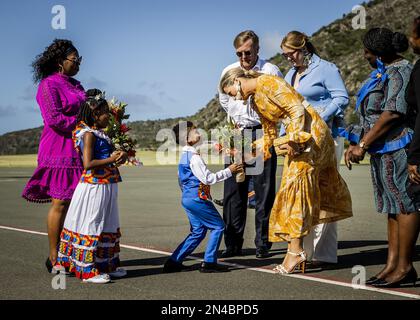 ORANJESTAD - Re Willem-Alexander, Regina Maxima e Principessa Amalia sono accolti presso FD Roosevelt Airport su St Eustatius. La Principessa della Corona ha un'introduzione di due settimane ai paesi di Aruba, Curacao e Sint Maarten e alle isole che formano i Caraibi Paesi Bassi: Bonaire, Sint Eustatius e Saba. ANP REMKO DE WAAL olanda fuori - belgio fuori Foto Stock