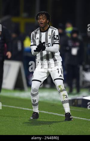 SALERNO, ITALIA - FEBBRAIO, 07: Juan Cuadrado della Juventus FC in azione durante la Serie Una partita tra US Salernitana e Juventus FC allo Stadio Arechi Foto Stock