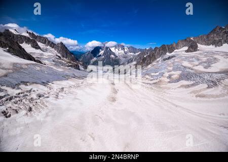 Vista delle pendici e crepacci della parte superiore del Géant Ghiacciaio e Mer de Glace, Aiguille Verte in lontananza. Foto Stock