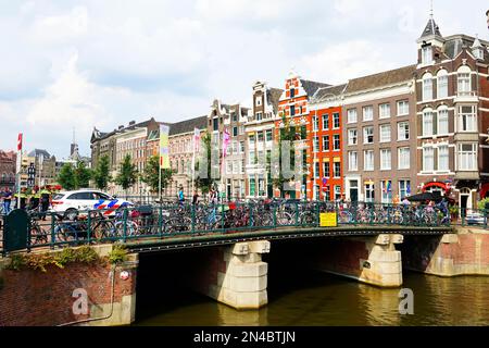 Amsterdam Olanda Paesi Bassi città di splendidi edifici biciclette canali strade e ponti e la vita notturna Foto Stock