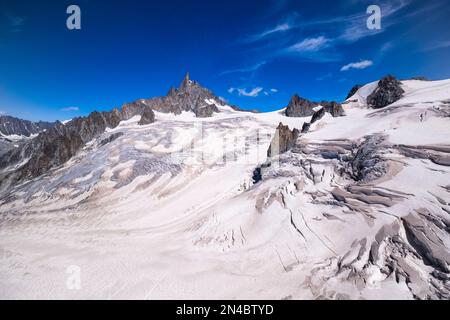 Vista sulle pendici, creste e crepacci della parte superiore del Géant, con Dent du Géant in rilievo. Foto Stock