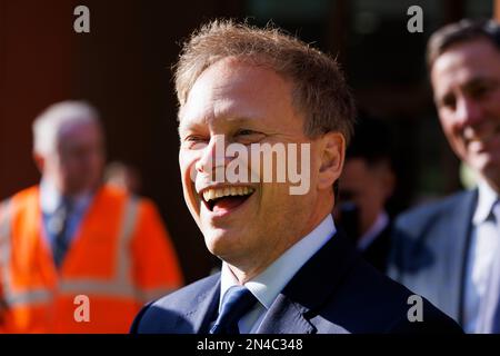 Il nuovo Segretario di Stato per la sicurezza energetica e gli Shapps Net Zero Grant parlano agli apprendisti prima di visitare la struttura. Primo Ministro Rish Foto Stock
