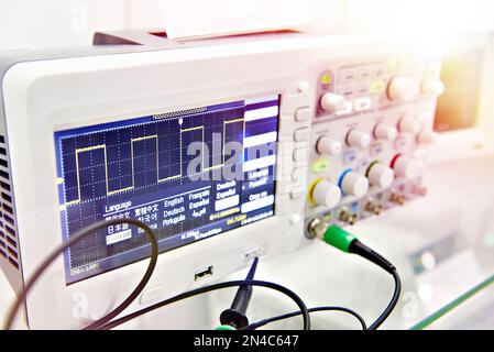 Oscilloscopio digitale moderno in laboratorio Foto Stock