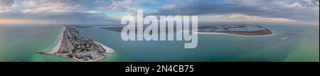 Panorama dei droni sulla spiaggia di Pass-a-Grille a Treasure Island e nell'area di Pine Key a San Pietroburgo in Florida durante il tramonto in primavera Foto Stock