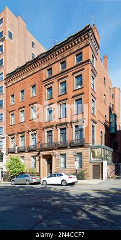 Boston Beacon Hill: 46 Beacon Street è un basso edificio residenziale in mattoni e pietra vicino a Spruce Street. Foto Stock