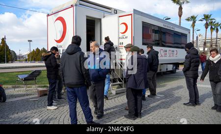 Smirne, Turchia, Turchia. 7th Feb, 2023. Donazione di sangue alla banca del sangue della Mezzaluna Rossa per aiutare i feriti nella zona sismica in Turchia. Un terremoto di magnitudo 7,8 ha colpito il sud-est della Turchia e alcune parti della Siria lunedì. Il terremoto maggiore è stato ucciso più di 5400 persone ed è stato rovesciato migliaia di edifici in una vasta regione, contiene dieci città. (Credit Image: © Idil Toffolo/Pacific Press via ZUMA Press Wire) SOLO PER USO EDITORIALE! Non per USO commerciale! Foto Stock