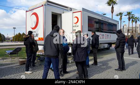 Smirne, Turchia, Turchia. 7th Feb, 2023. Donazione di sangue alla banca del sangue della Mezzaluna Rossa per aiutare i feriti nella zona sismica in Turchia. Un terremoto di magnitudo 7,8 ha colpito il sud-est della Turchia e alcune parti della Siria lunedì. Il terremoto maggiore è stato ucciso più di 5400 persone ed è stato rovesciato migliaia di edifici in una vasta regione, contiene dieci città. (Credit Image: © Idil Toffolo/Pacific Press via ZUMA Press Wire) SOLO PER USO EDITORIALE! Non per USO commerciale! Foto Stock