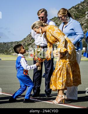 ORANJESTAD - Re Willem-Alexander, Regina Maxima e Principessa Amalia sono accolti presso FD Roosevelt Airport su St Eustatius. La Principessa della Corona ha un'introduzione di due settimane ai paesi di Aruba, Curacao e Sint Maarten e alle isole che formano i Caraibi Paesi Bassi: Bonaire, Sint Eustatius e Saba. ANP REMKO DE WAAL olanda fuori - belgio fuori Foto Stock