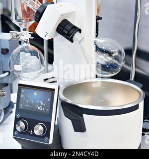 Evaporatore rotante da laboratorio con preparazione chimica in matraccio Foto Stock
