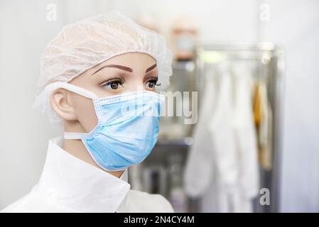 Manichino in maschera di protezione medica in negozio Foto Stock