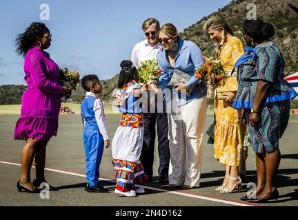 ORANJESTAD - Re Willem-Alexander, Regina Maxima e Principessa Amalia sono accolti presso FD Roosevelt Airport su St Eustatius. La Principessa della Corona ha un'introduzione di due settimane ai paesi di Aruba, Curacao e Sint Maarten e alle isole che formano i Caraibi Paesi Bassi: Bonaire, Sint Eustatius e Saba. ANP REMKO DE WAAL olanda fuori - belgio fuori Foto Stock