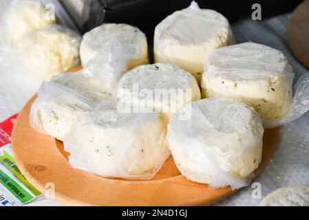 Diversi tipi di formaggi venduti sul mercato. Foto Stock