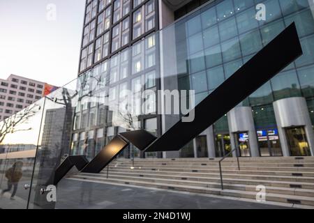 Eschborn, Germania. 08th Feb, 2023. Il logo del Gruppo Deutsche Börse è visibile davanti alla sede dell'operatore di mercato. Credit: Hannes P. Albert/dpa/Alamy Live News Foto Stock