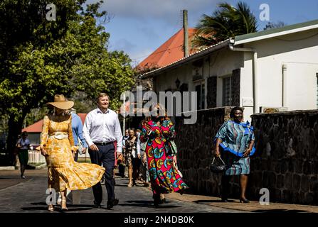 ORANJESTAD - il re Willem-Alexander, la regina Maxima e la principessa Amalia camminano attraverso il centro storico di Oranjestad sulla St Eustatius. La Principessa della Corona ha un'introduzione di due settimane ai paesi di Aruba, Curacao e Sint Maarten e alle isole che formano i Caraibi Paesi Bassi: Bonaire, Sint Eustatius e Saba. ANP REMKO DE WAAL olanda fuori - belgio fuori Foto Stock