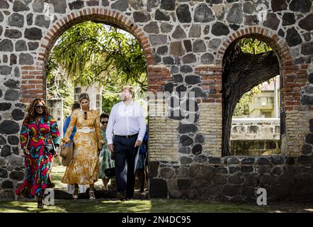 ORANJESTAD - il re Willem-Alexander, la regina Maxima e la principessa Amalia camminano attraverso il centro storico di Oranjestad sulla St Eustatius. La Principessa della Corona ha un'introduzione di due settimane ai paesi di Aruba, Curacao e Sint Maarten e alle isole che formano i Caraibi Paesi Bassi: Bonaire, Sint Eustatius e Saba. ANP REMKO DE WAAL olanda fuori - belgio fuori Foto Stock