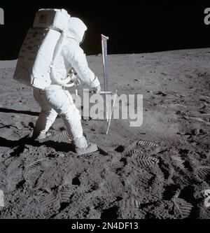 Astronauta Neil A. Armstrong, comandante della missione Apollo ll, presso il gruppo di stoccaggio modulare delle apparecchiature (MESA) del modulo Lunar "Eagle" sulla prima attività straveicolare storica (EVA) sulla superficie lunare. Aldrin Jr., astronauta Edwin E., ha scattato la fotografia con una fotocamera Hasselblad da 70 mm. La maggior parte delle foto della missione Apollo 11 mostra Buzz Aldrin. Questo è solo uno dei pochi che mostrano Neil Armstrong (alcuni di questi sono sfocati). Foto Stock