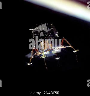 L'Apollo 11 Modulo Lunare (LM) " Eagle ", in una configurazione di atterraggio è fotografato in orbita lunare dal comando e moduli di servizio (CSM) "Columbia". All'interno della LM sono state Commander, Neil A. Armstrong, e il Modulo Lunare Pilot Edwin E. "Buzz" Aldrin Jr la lunga 'asta-like' sporgenze sotto le cialde di atterraggio sono superficie lunare sonde di rilevamento. In seguito a contatto con la superficie lunare le sonde inviano un segnale all'equipaggio per arrestare la discesa del motore. Foto Stock