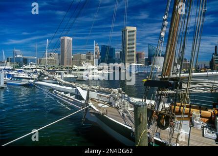 1989 STORICO PRUA DELLA NAVE A VELA INNER HARBOR BALTIMORE SKYLINE MARYLAND USA Foto Stock