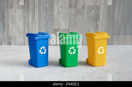 Cassonetti multicolore per rifiuti organici, plastici e cartacei, riciclaggio dei rifiuti e conservazione dell'ambiente Foto Stock
