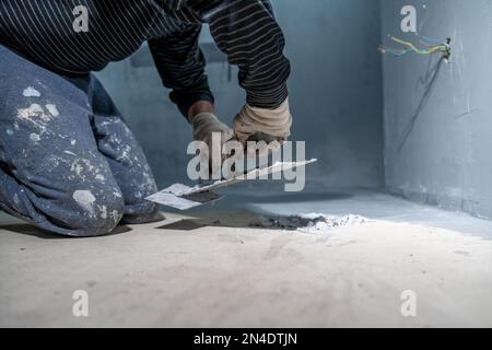 lavoro manuale con impermeabilizzazione bagno con cazzuola Foto Stock