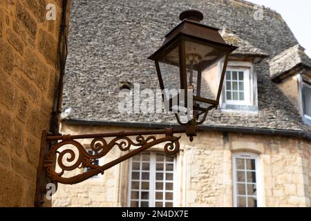 lampada nera vecchia strada lanterna sulla parete edificio europa classico Foto Stock