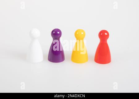 Squadre bordo pezzi colorato gioco pegni gruppi di figurine gioco Foto Stock