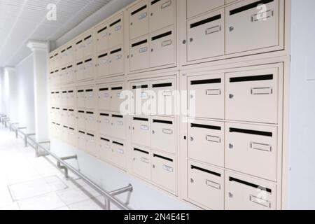 Bianco di cassette postali sulla parete di un edificio di appartamenti Foto Stock