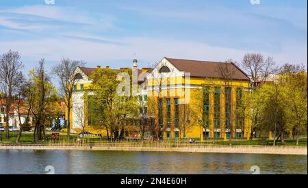 Elk, Polonia - 1 maggio 2022: Scuola di finanza e gestione aziendale sul lago Jezioro Elckie nella città di Elk, nella regione di Masuria in Polonia Foto Stock